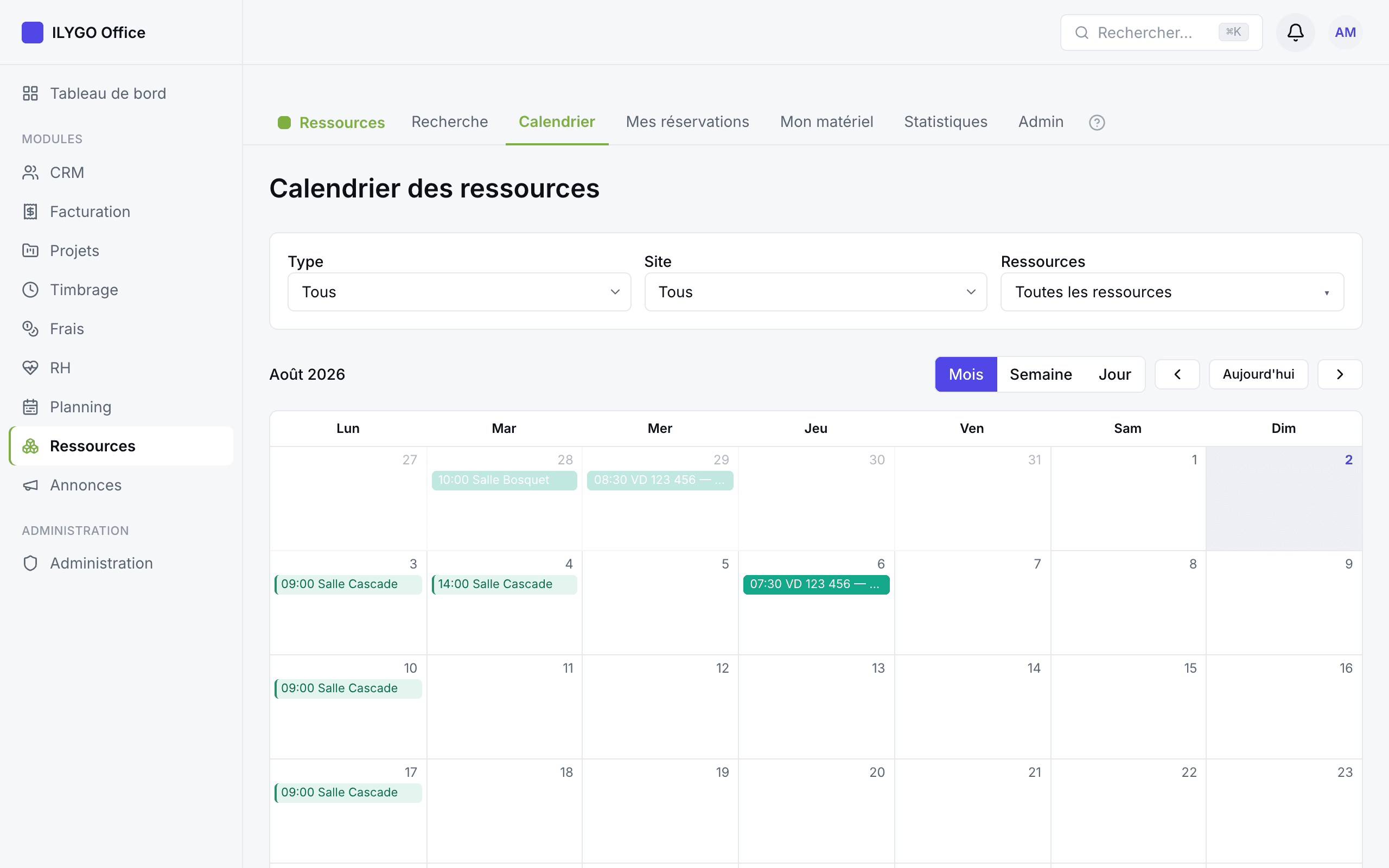 Vue mois du calendrier avec les réservations en pastilles colorées par ressource et la légende des couleurs en dessous