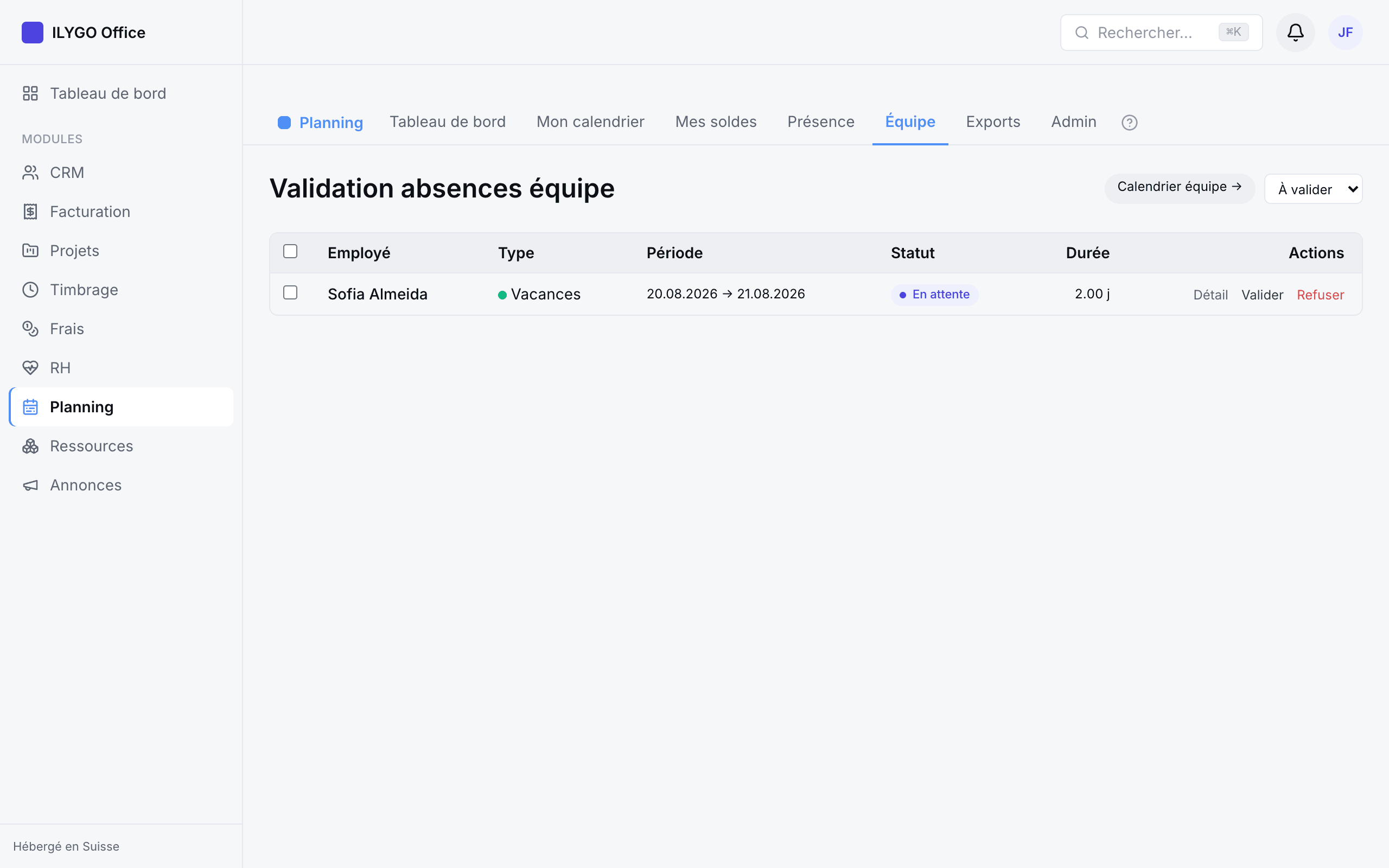 Liste des demandes d'absence de l'équipe avec cases à cocher, boutons valider et refuser, et détail du justificatif