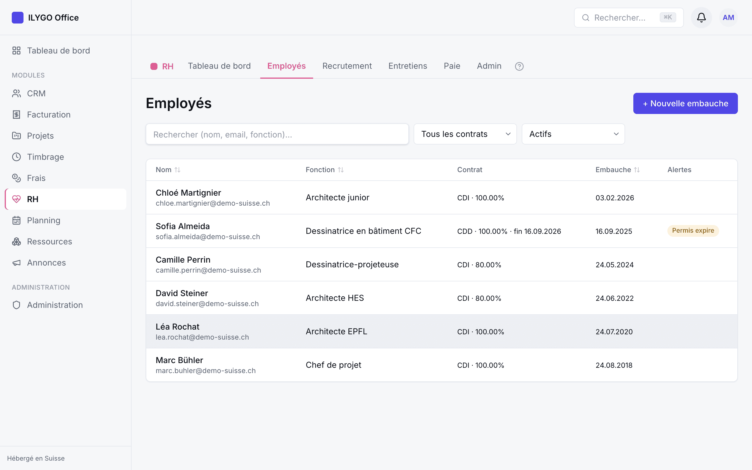Liste des collaborateurs avec recherche, filtres par contrat et badges d'alerte